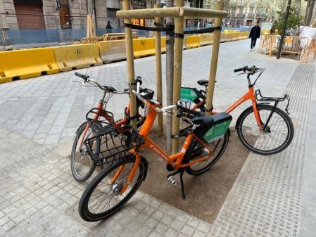 Bicicletas mal aparcadas en la supermanzana de Consell de Cent.