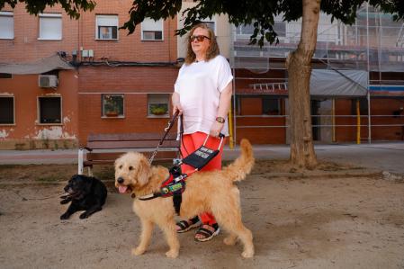 Rosario con sus dos perros (Daira, la negra, ya está jubilada)
