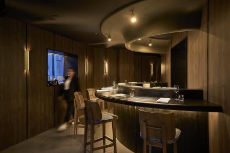 La barra del Toki con tan solo seis comensales