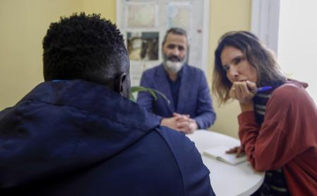 Basir, junto a su abogado Arsenio G. Cores y la delegada de la agencia EFE en Marruecos, María Traspederne, en una entrevista en la Embajada de España en Rabat, el pasado mes de marzo.