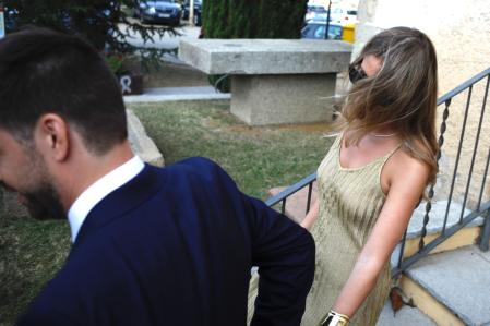 Primeras imágenes de Clara Chía y Gerard Piqué en la boda de su hermano Marc