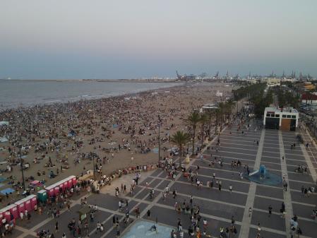 Imagen de la gran afluencia de personas a la playa de la Malvarrosa.