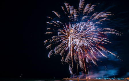 Fuegos artificiales en la noche de San Juan en el espigón de la T de Fuengirola.