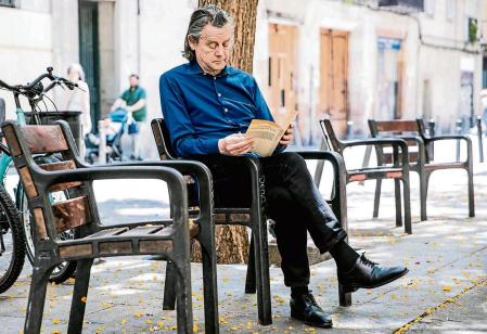 foto XAVIER CERVERA 24/06/2023 (retratado en barcelona) Jeff Wall es un fotógrafo canadiense nacido en Vancouver (Canadá) en el año 1946, ciudad en la que reside y trabaja, es una de las figuras clave en la escena artística de su ciudad durante años. En 2002 fue premiado con el prestigioso Premio Hasselblad. Su obra ha ayudado a definir el llamado fotoconceptualismo. Sus fotografías son a menudo cuidadosamente planificadas como una escena en una película, con pleno control de todos los detalles.