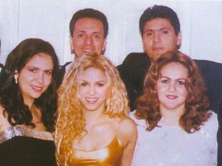 Shakira con algunos de sus hermanos
