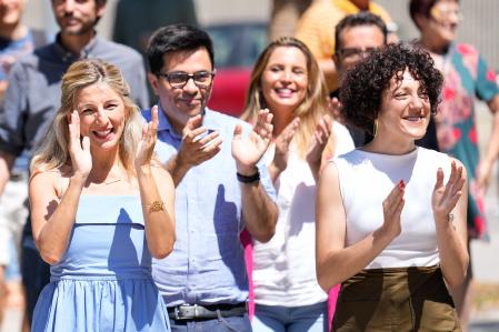 a vicepresidenta del Gobierno y candidata de Sumar a la presidencia del Gobierno, Yolanda Díaz (i), durante un acto de su partido en el Auditori Sant Ildefons de Cornellà (Barcelona) con la cabeza de lista de En Comú Podem por Barcelona, Aina Vidal (d), este domingo, a menos de un mes de la celebración de las elecciones generales.