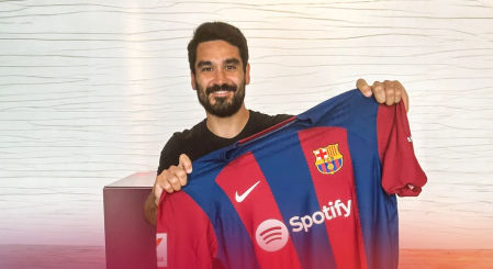Ilkay Gündogan posa con la camiseta del Barça.