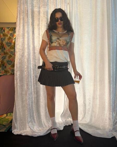 Rosalía con su nueva versión del look colegiala en Milán
