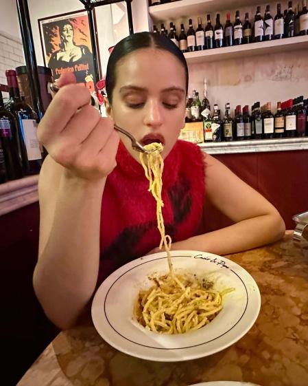 Rosalía degustando un plato de pasta en Milán