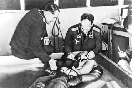 Experimentos sobre hipotermia en el campo de concentración de Dachau conducidos por Ernst Holzlöhner (izqda.) y Sigmund Rascher.