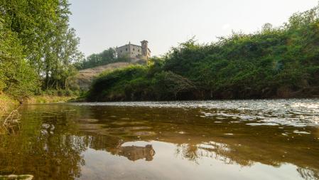 El Castell de Vilagelans reflejado en el río Gurri.