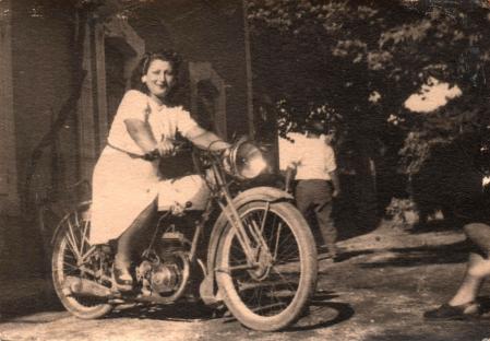 Anita Garbín, montada en una motocicleta