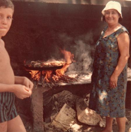 La antigua miliciana preparando una paella familiar