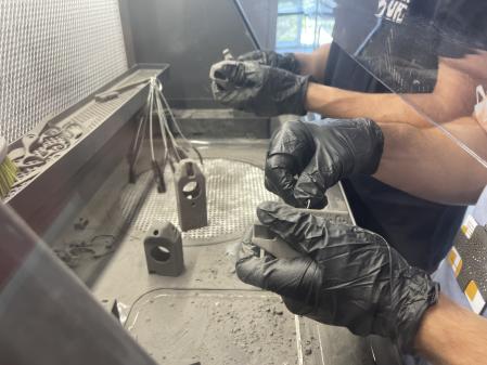 Proceso de fabriaciación de las carcasas para los dispositivos de envio de grabación de Streaming on Set