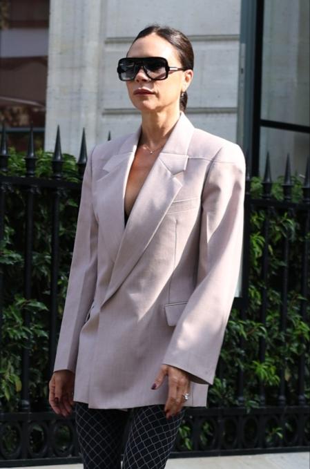 Victoria Beckham sale de su hotel en París