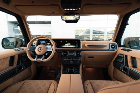 El interior presenta unos acabados de lujo 