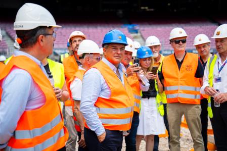 Joan Laporta observando las obras del nuevo Camp Nou
