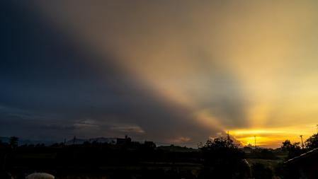 Rayos anticrepusculares como formando una aurora en Manlleu.