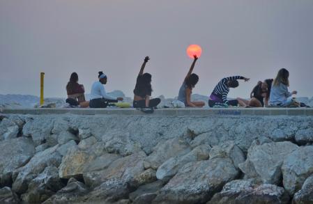 Amanecer en Fuengirola con rastro del humo de los fuegos de Canadá.