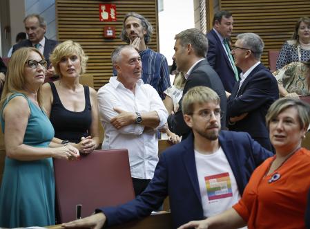 Joan Baldoví junto a diputados de su grupo parlamentario.