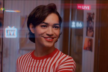 Miss Benny es Marco, aspirante a youtuber que quiere triunfar en el mundo de la cosmética.