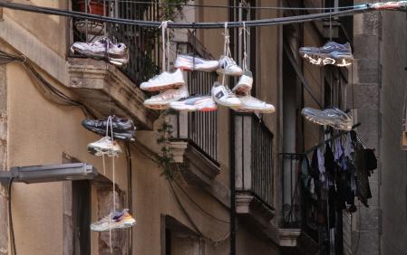 Zapatillas colgadas.