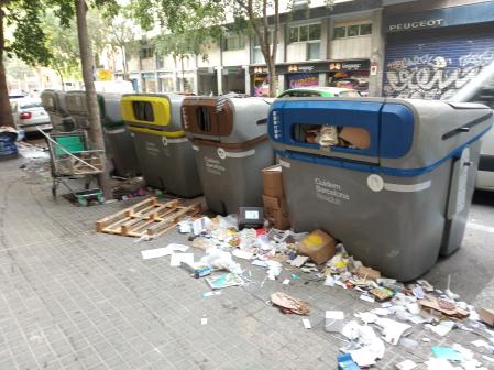 Basura fuera de los contenedores.