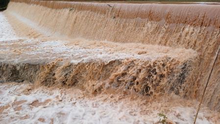El Llobregat baja con color chocolate a la altura del Pont de Vilomara.