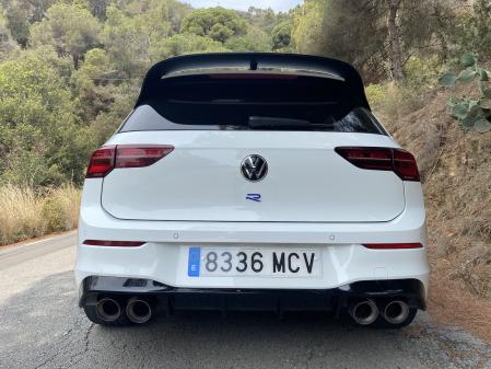 En la parte trasera monta un gran alerón y salidas de escape dobles 