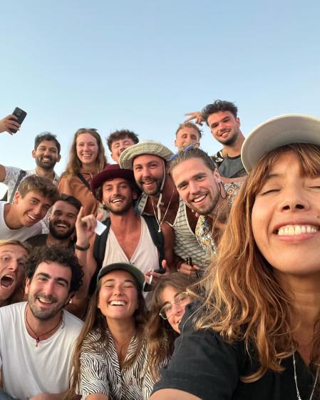 Los fundadores de Your Friends Are Boring con otros viajeros en Taghazout (Marruecos)