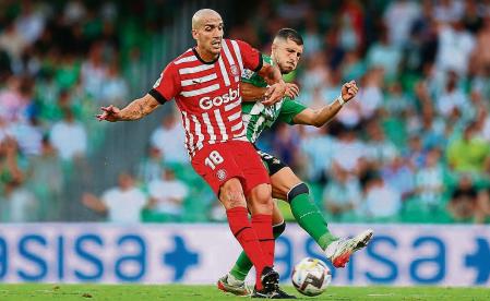 SEVILLE, SPAIN - SEPTEMBER 18: Oriol Romeu of Girona FC battles for possession with Igor Zubeldia of Real Sociedad during the LaLiga Santander match between Real Betis and Girona FC at Estadio Benito Villamarin on September 18, 2022 in Seville, Spain. (Photo by Fran Santiago/Getty Images)