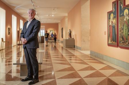 Evelio Acevedo posa en su sala favorita del museo