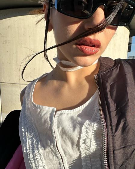 Rosalía con las gafas de sol de Vogue Eyewear diseñadas por Hailey Bieber