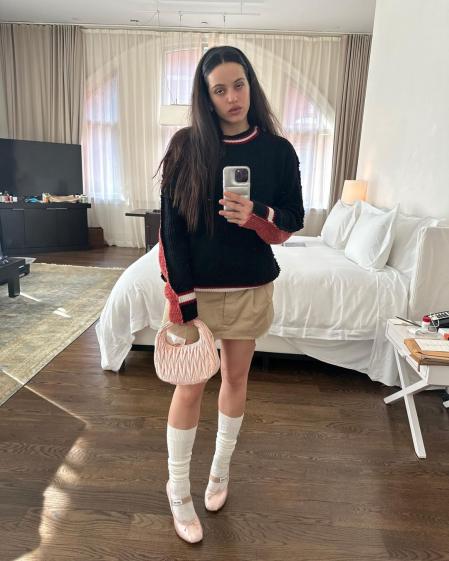Rosalía con los zapatos de Miu Miu para completar su look colegiala