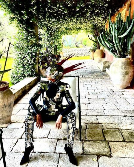 Naty Abascal posa en el jardín de Mario Testino
