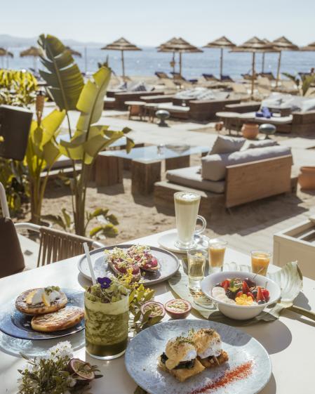 Un desayuno de lo más saludable servico en El Chiringuito frente al mar