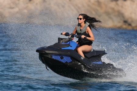 Victoria Federica, a toda pastilla con la moto acuática en Ibiza