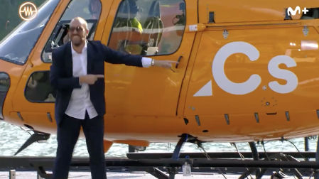 Jorge Ponce muestra que el helicóptero tiene el emblema de Ciudadanos