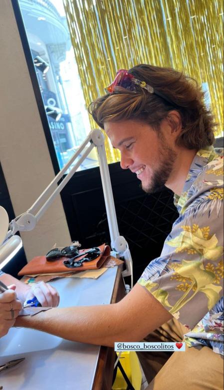 Bosco haciéndose su pulsera junto a Adara