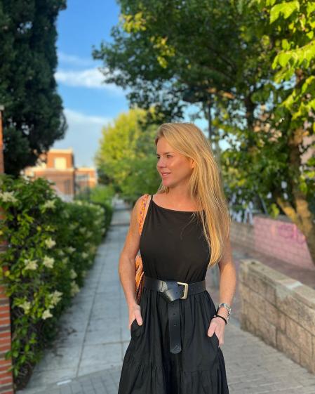 Amelia Bono usa un cinturón para transformar un vestido negro