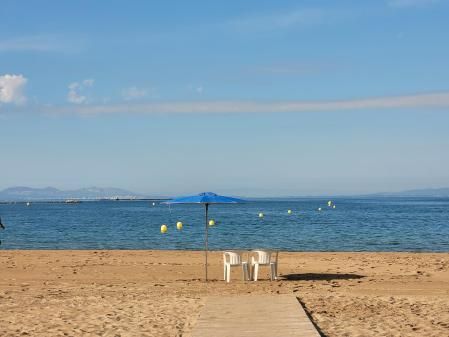 Reserva de sitio en la playa de Roses.