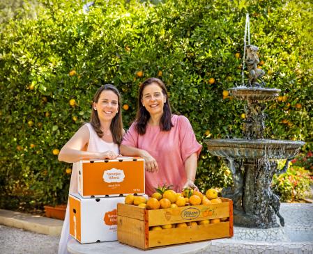 Las hermanas Bover con las naranjas recolectadas que venden en su ecommerce