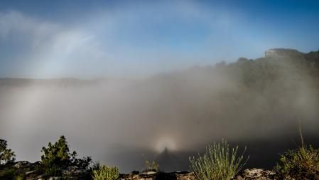 Arco de niebla con espectro de Brocken.
