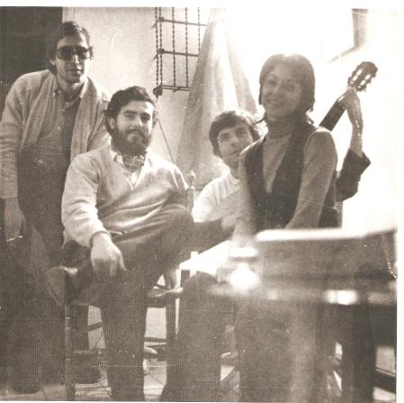 Morente, con la guitarra, en la casa donde vivía en Madrid, con Antonio Badía, José Luis Ortiz Nuevo (autor del libro) y Rocío Llorent