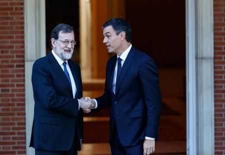 Mariano Rajoy y Pedro Sánchez, en la entrada del Palacio de la Moncloa en una imagen de archivo