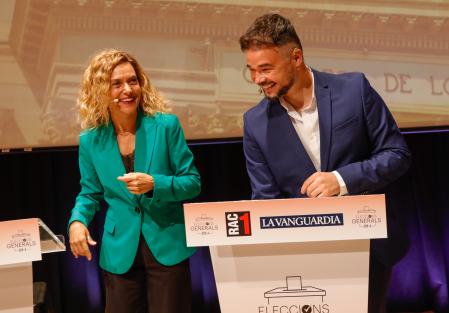 Meritxell Batet y Gabriel Rufián durante un momento de receso en el primer encuentro de los candidatos en la campaña electoral