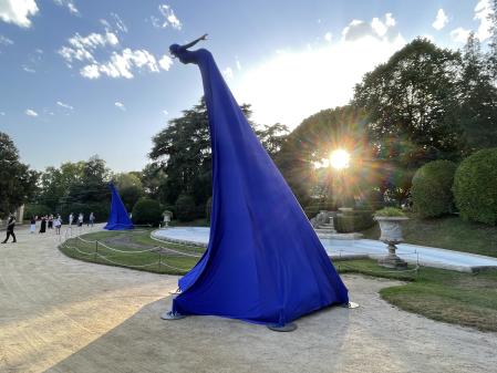 Artistas de la compañía Pablo Méndez amenizan la velada recibiendo al público en la puerta de los jardines sobre zancos