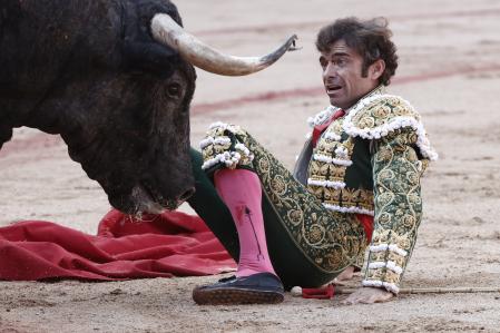 El diestro Fernando Robleño sufre una caída ante el primer toro en el festejo taurino de este sábado por la tarde en la plaza de Toros de Pamplona