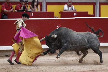 El diestro Juan del Álamo recibe con el capote a su segundo toro en el festejo taurino de esta tarde en la plaza de Toros de Pamplona