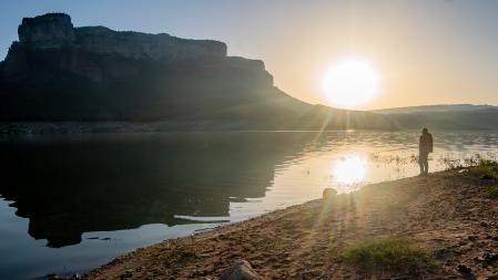 Amanecer en el pantano de Sau en un ambiente calimoso.
